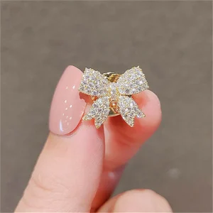Zarte Voller Strass Bowknot Broschen Für Frauen Mode Luxus Kristall Bogen Geformt Schnalle Pins Kleidung Abzeichen Hochzeit Schmuck