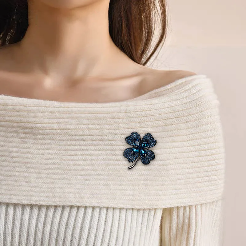 Blaue Farbe Strass Kleeblatt Broschen Für Frauen Dame Blume Party Anstecknadeln Geschenke Blaue Farbe Strass Kleeblatt Broschen Für Frauen Dame Blume Party Anstecknadeln Geschenke - Image 2