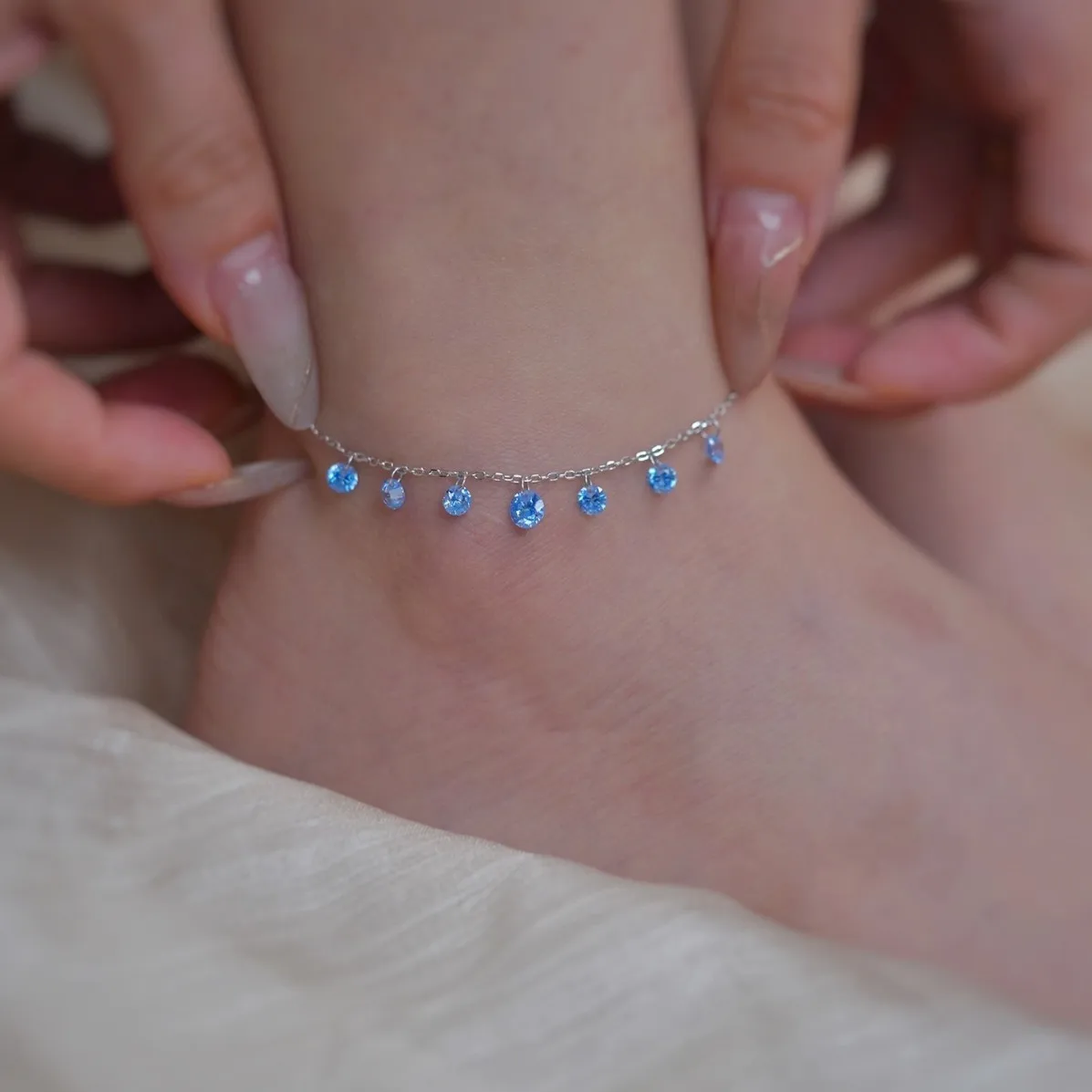 925Er Sterlingsilber Fußkettchen, Zierliche Blaue Zirkonia-Kette, Dünn, Verstellbar, Glitzernd, Sommerschmuck, Geschenk Für Damen 925Er Sterlingsilber Fußkettchen, Zierliche Blaue Zirkonia-Kette, Dünn, Verstellbar, Glitzernd, Sommerschmuck, Geschenk Für Damen - Image 3
