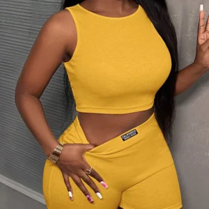 Trendiges kurkuma-geripptes zweiteiliges Set für Damen, bauchfreies Top und Shorts, sportliches Freizeit-Set, Streetwear-Nachtclub-Outfit