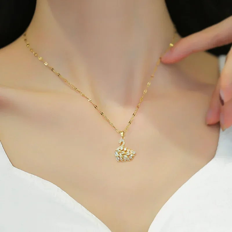 Neue Exquisite Voller Kristall Rosa Schwan Anhänger Halskette Für Frauen Luxus Gold Farbe Edelstahl Kragen Korea Schmuck Farbecht Neue Exquisite Voller Kristall Rosa Schwan Anhänger Halskette Für Frauen Luxus Gold Farbe Edelstahl Kragen Korea Schmuck Farbecht - Image 2