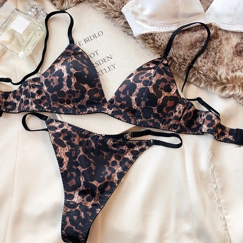 Sommer Frauen Unterwäsche Set Sexy Seiden Dreieck Tasse Drahtlose Bhs Französisch Bra Lette Nahtlos Intimates Bh Und Tanga Dessous Set Sommer Frauen Unterwäsche Set Sexy Seiden Dreieck Tasse Drahtlose Bhs Französisch Bra Lette Nahtlos Intimates Bh Und Tanga Dessous Set - Image 3