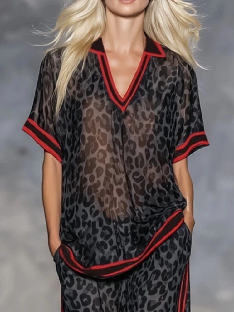 Damen Hosenanzug Sommer – V-Ausschnitt Oberteil Mit Leopardenmuster Und Weiter Hose Damen Hosenanzug Sommer – V-Ausschnitt Oberteil Mit Leopardenmuster Und Weiter Hose - Image 2