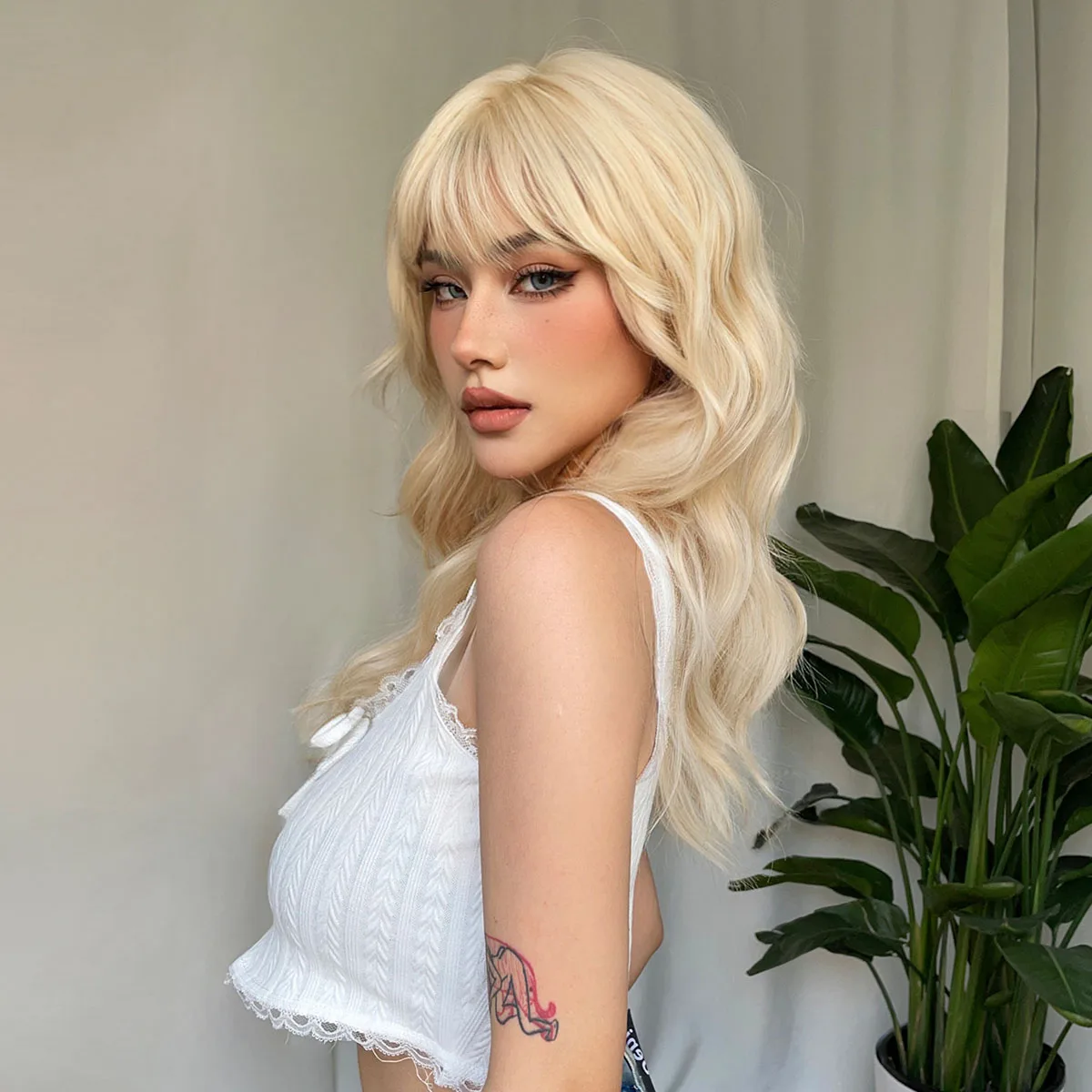 Henry Margu Lange Gewellte Blonde Synthetische Perücken Platin Tägliche Naturhaarperücken Mit Pony Cosplay Perücke Für Frauen Hitzebeständig Henry Margu Lange Gewellte Blonde Synthetische Perücken Platin Tägliche Naturhaarperücken Mit Pony Cosplay Perücke Für Frauen Hitzebeständig - Image 3