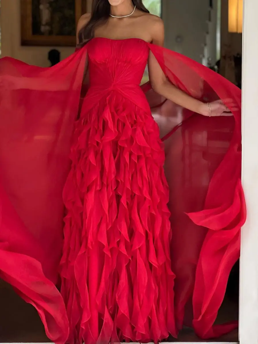 Abendkleid mit Herzausschnitt, Schleppe, Rüschen und Cape-Ärmeln