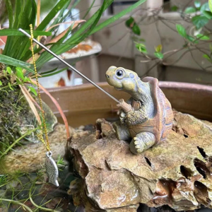 Kreative Seil-Fischerei-Schildkröten-Statue, niedliche Simulations-Schildkröten-Harzfigur, Tier-Skulptur, Ornament für den Außenbereich, Haus- und Gartendekoration