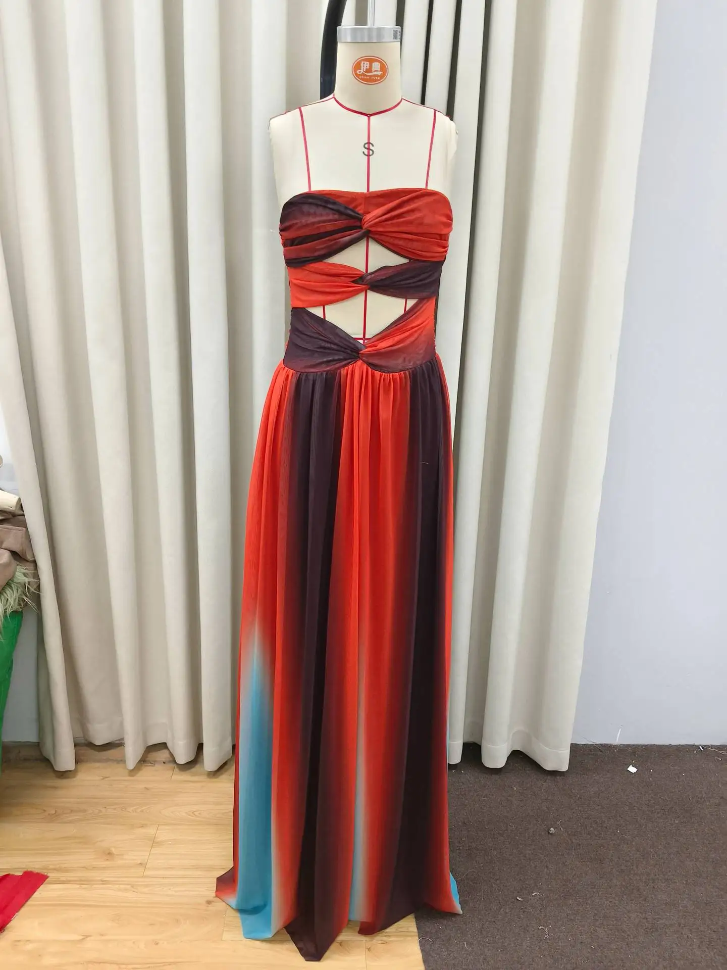 Maxikleid Mit Farbverlauf Und Batik-Muster, Schulterfrei, A-Linie Maxikleid Mit Farbverlauf Und Batik-Muster, Schulterfrei, A-Linie - Image 5