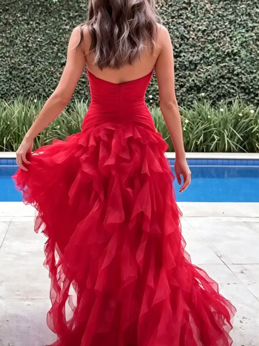 Abendkleid mit Herzausschnitt, Schleppe, Rüschen und Cape-Ärmeln – Bild 5