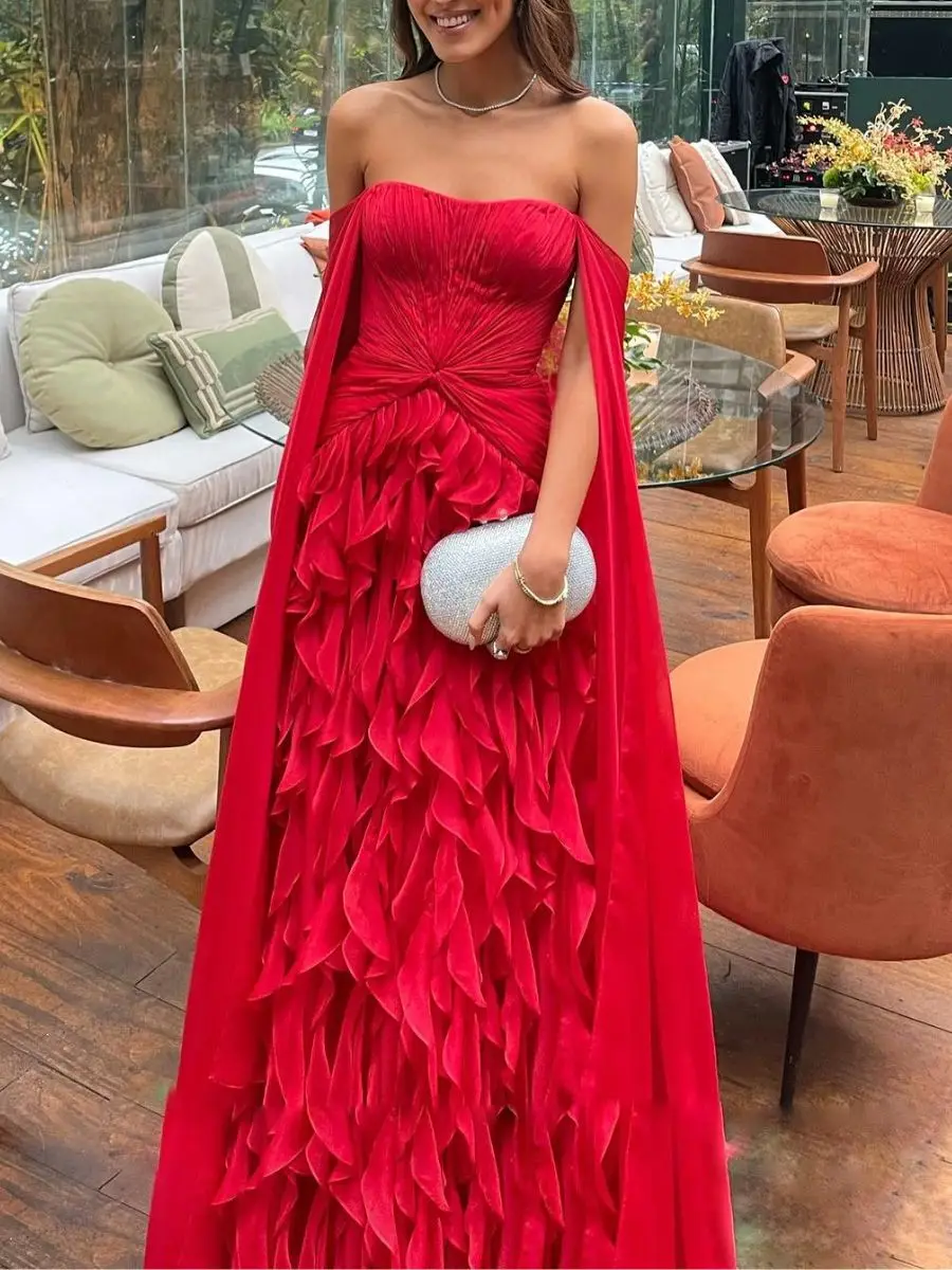 Abendkleid mit Herzausschnitt, Schleppe, Rüschen und Cape-Ärmeln – Bild 3
