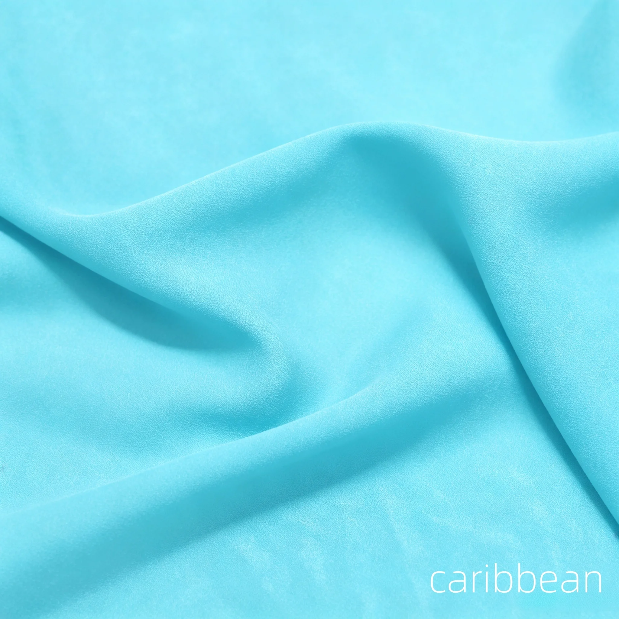 Abendkleid mit Herzausschnitt, Schleppe, Rüschen und Cape-Ärmeln – Bild 12