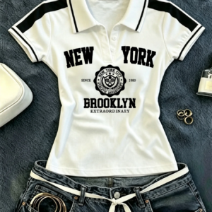 Damen Y2K Cropped Poloshirt, New York Brooklyn College Wappen-Grafik, Kontraststreifen, Kurzarm, Slim Fit, Retro Preppy