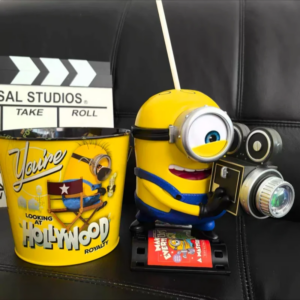 Echte Film-Merchandise-Artikel mit Minions und Monstern in Form von Tassen, Bechern und Popcorn-Eimern, Geschenke für Kinder.