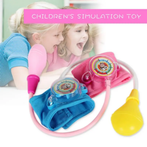 Kinderarzt gehen nach Hause, um Blutdruckmessgerät-Spielzeug zu simulieren. Kinder tun, Arzt-Spielzeug, medizinisches Spielzeug, Simulation von Arzt, Krankenschwester, Arbeit