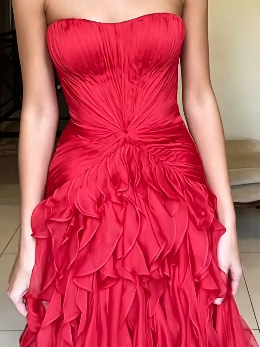 Abendkleid mit Herzausschnitt, Schleppe, Rüschen und Cape-Ärmeln – Bild 2